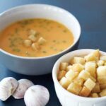 Croutons in Schale und Suppe