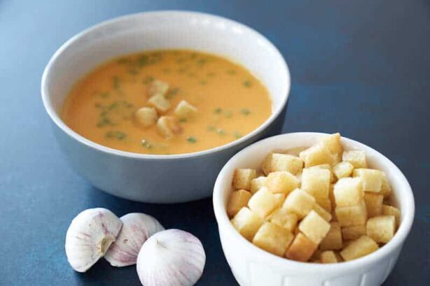 Croutons in Schale und Suppe