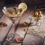 Martini Cocktail mit Olive im Glas