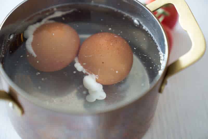 Eier kochen zu lange und platzen auf