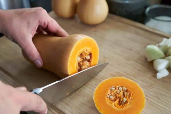 Butternut Kürbis auf geschnitten