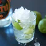 Caipirinha neben Pitu Flasche