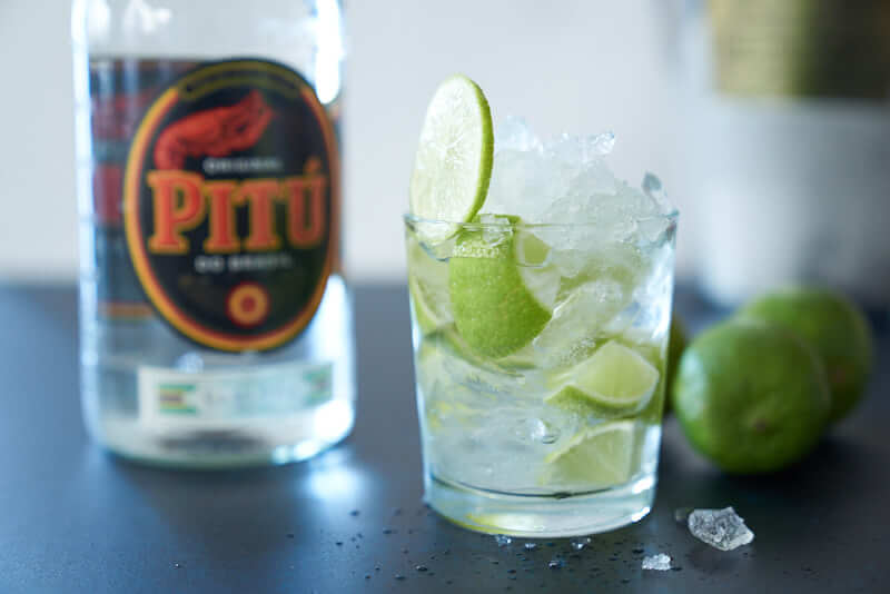 Caipirinha neben Pitu und Eiskühler