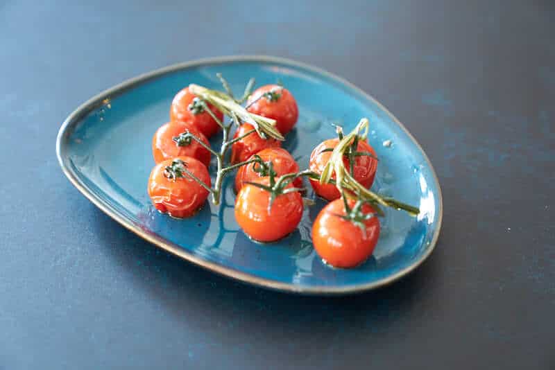 Confierte Tomaten mit Rosmarin auf Schale