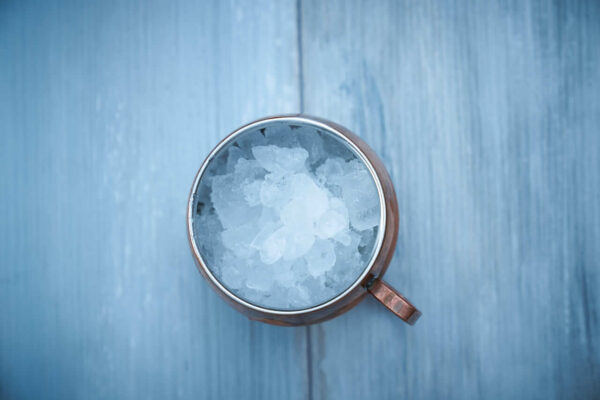 Den Kupferbecher mit Crushed Ice auffüllen