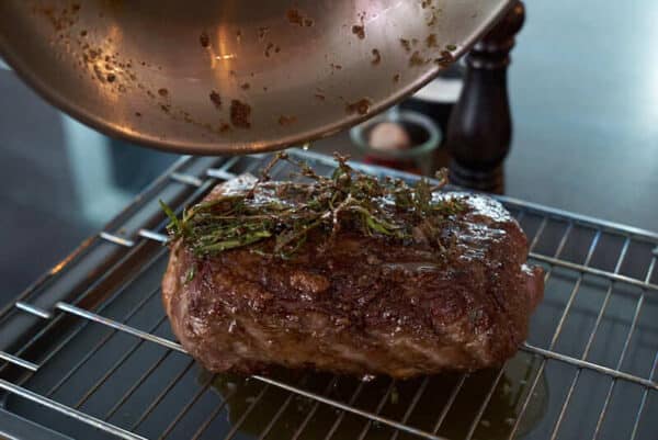 Entrecote auf Backblech mit Kräutern