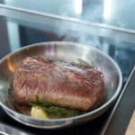 Entrecote wird in der Pfanne Braten