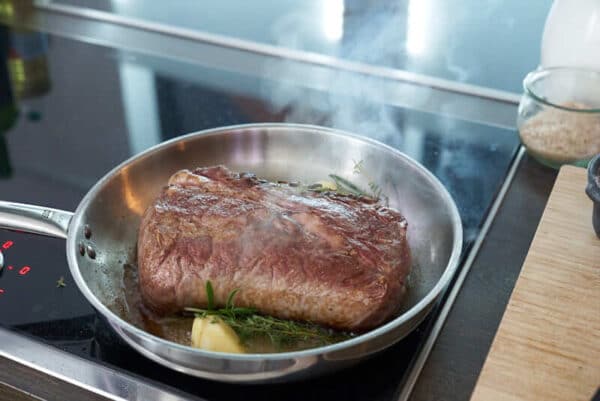 Entrecote wird in der Pfanne Braten