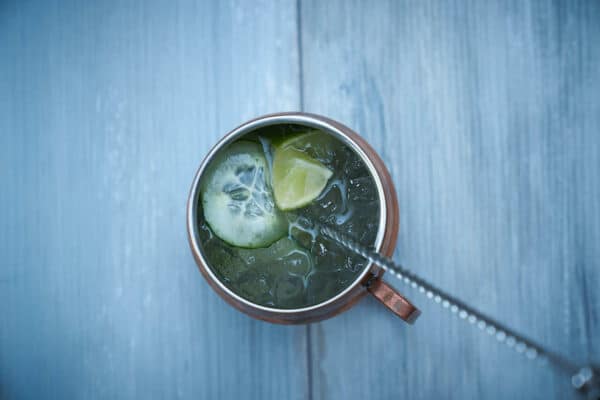 Mit Ginger Beer auffüllen und mit einem Barlöffel aufmischen