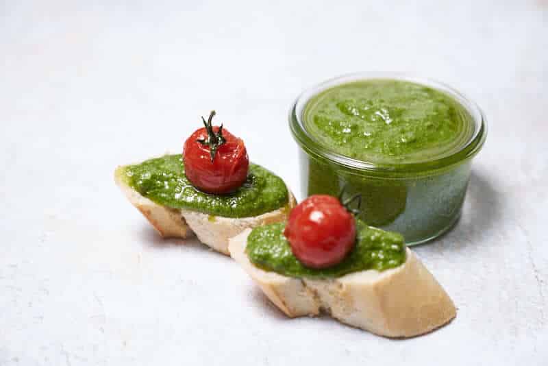 rucola pesto auf bruchetta