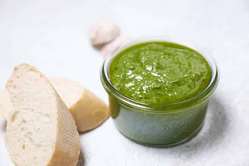 rucola pesto neben baguette