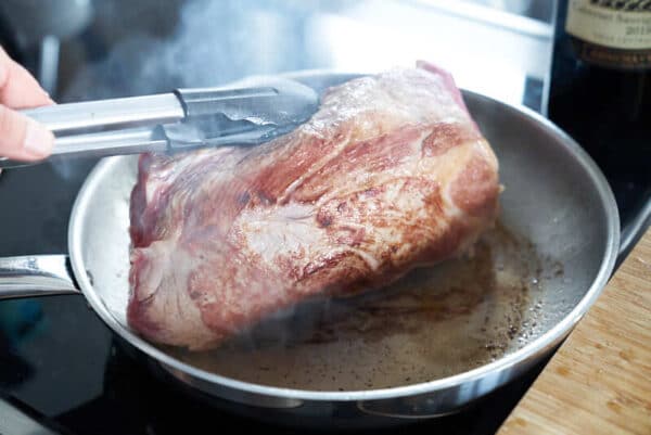 Schweinebraten von allen Seiten goldbraun anbraten